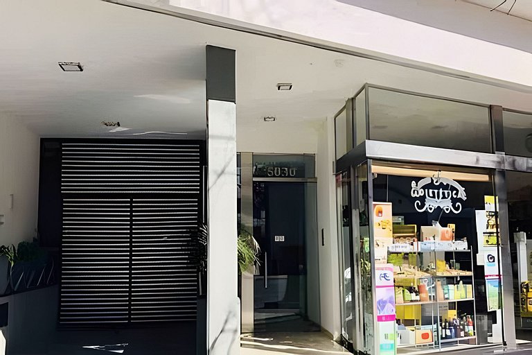 Luminoso y moderno con piscina, cochera y bici