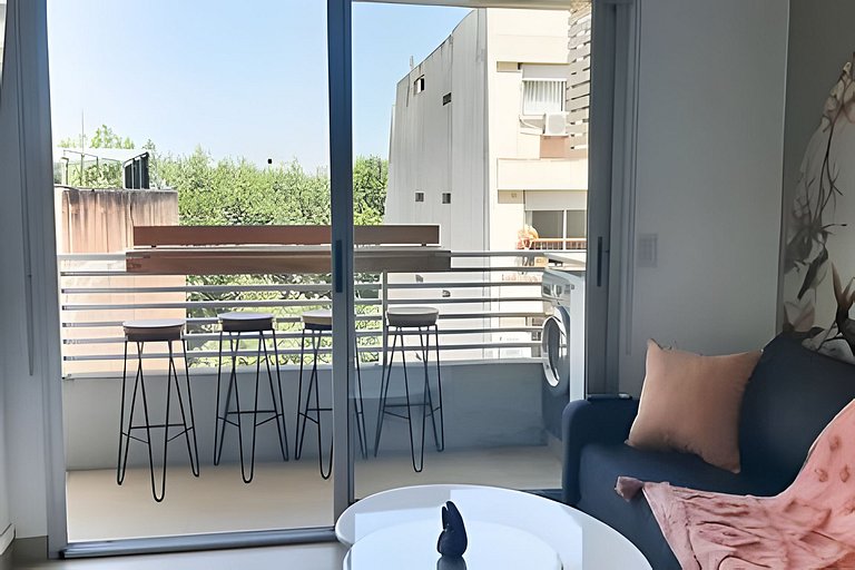 Diseño zen en altura con piscina y cochera