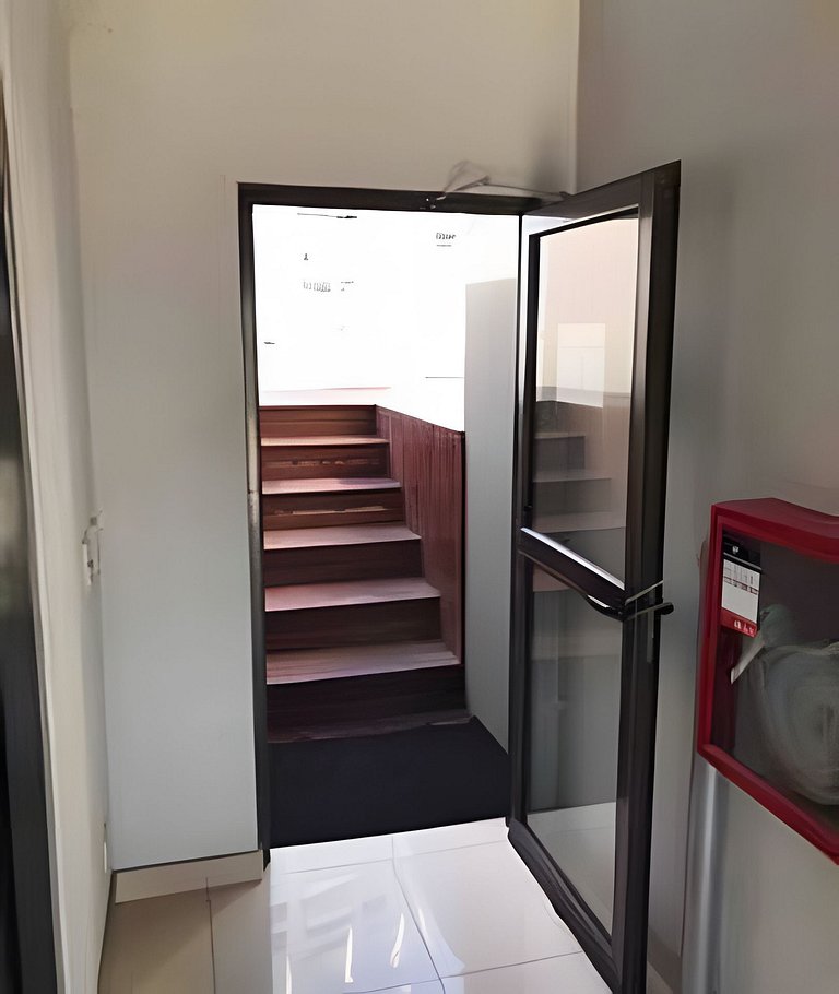 Diseño zen en altura con piscina y cochera