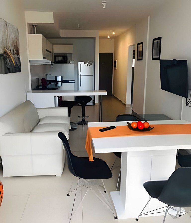 Elegante y cálido, con piscina y cochera gratis