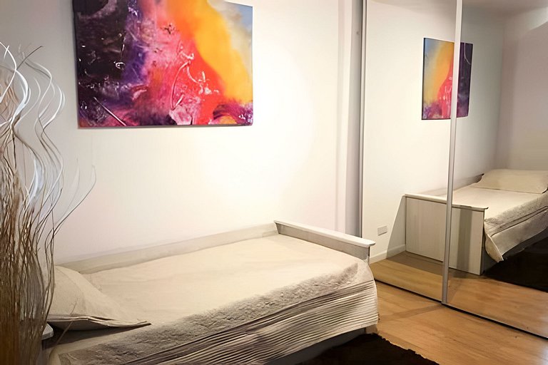 Elegante y cálido, con piscina y cochera gratis