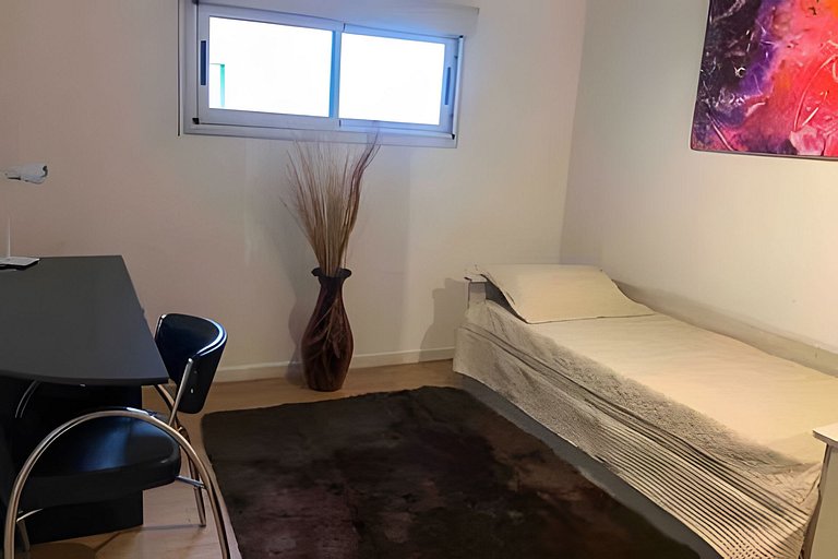 Elegante y cálido, con piscina y cochera gratis