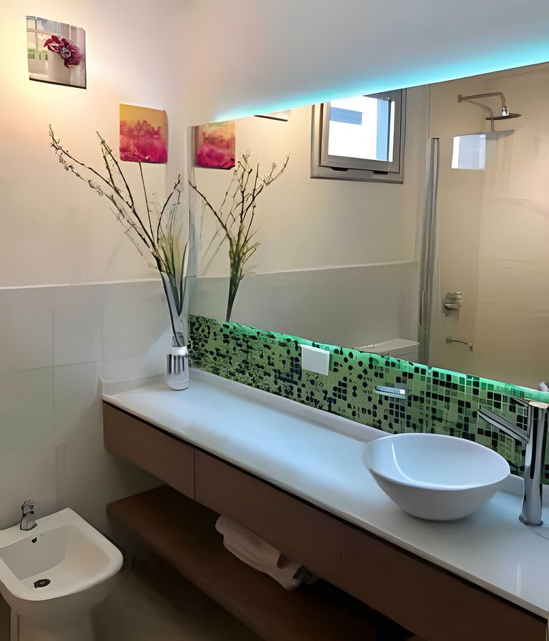 Elegante y cálido, con piscina y cochera gratis