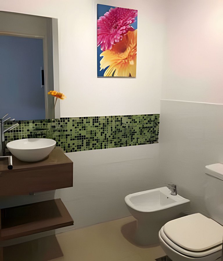 Elegante y cálido, con piscina y cochera gratis