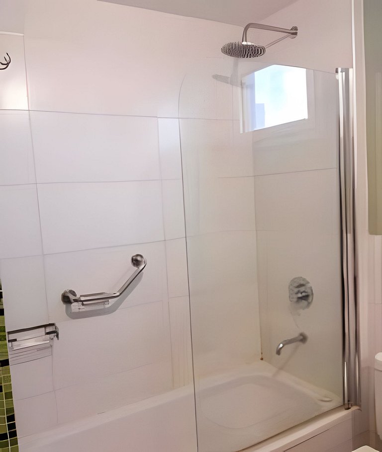 Diseño y relax: piscina, cochera y bicis free