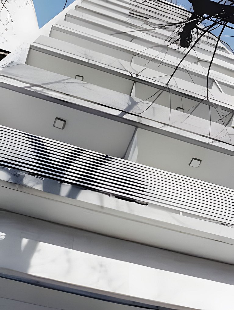 Diseño y relax: piscina, cochera y bicis free