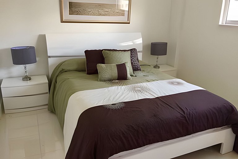 Vista al mar, piscina y cochera en Sunny Isles