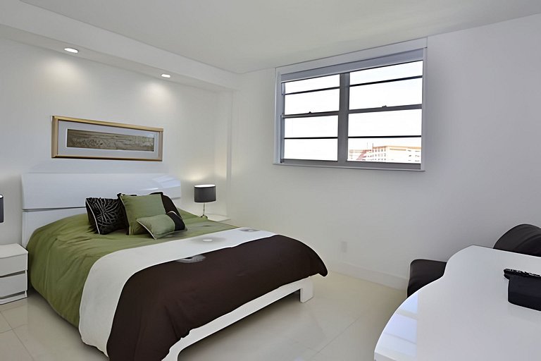 Vista al mar, piscina y cochera en Sunny Isles