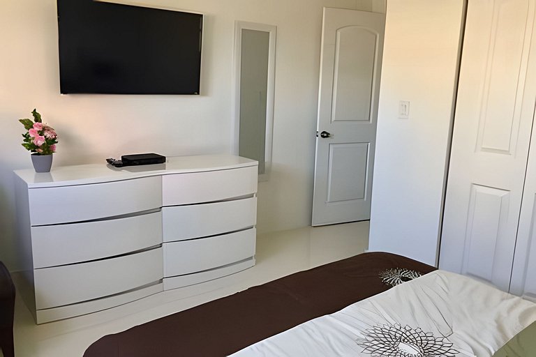 Vista al mar, piscina y cochera en Sunny Isles