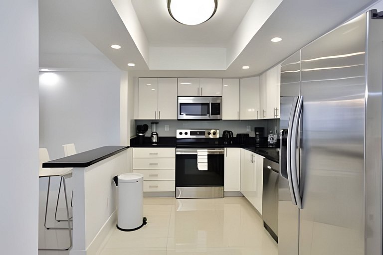 Vista al mar, piscina y cochera en Sunny Isles