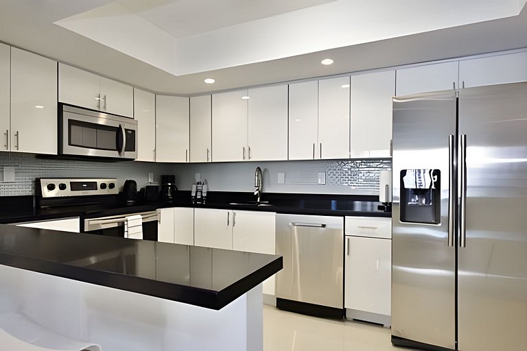 Vista al mar, piscina y cochera en Sunny Isles