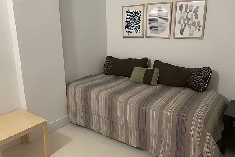 Vista al mar, piscina y cochera en Sunny Isles