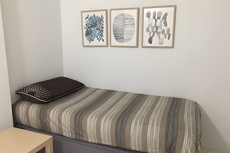 Vista al mar, piscina y cochera en Sunny Isles