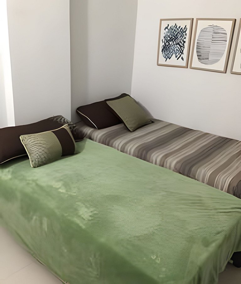 Vista al mar, piscina y cochera en Sunny Isles