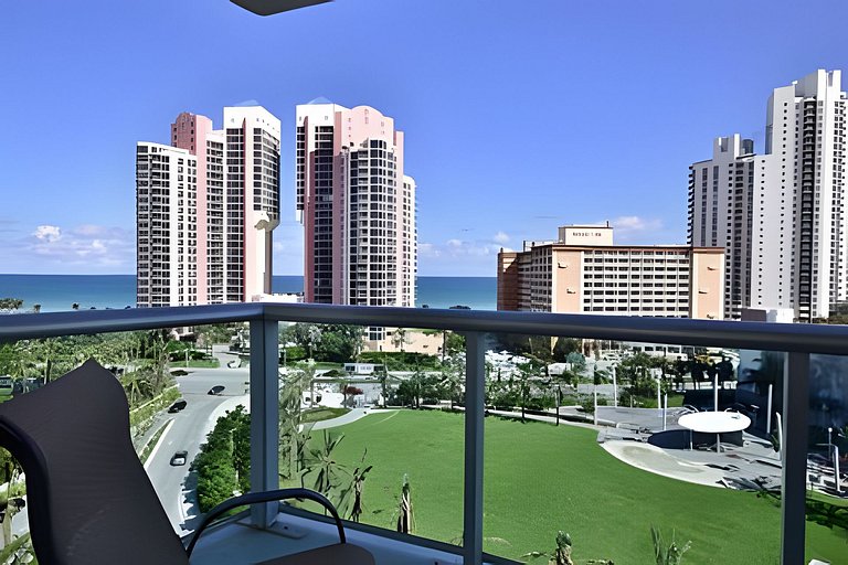 Vista al mar, piscina y cochera en Sunny Isles