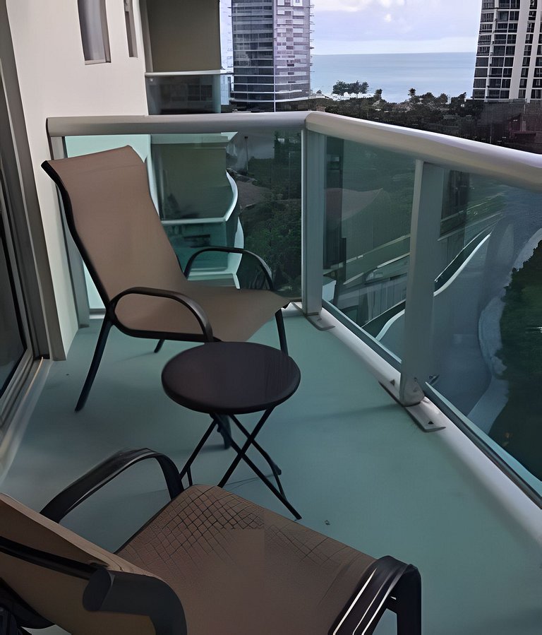 Vista al mar, piscina y cochera en Sunny Isles