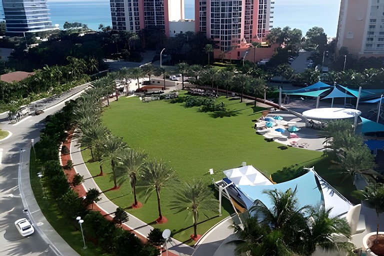Vista al mar, piscina y cochera en Sunny Isles