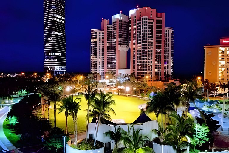 Vista al mar, piscina y cochera en Sunny Isles