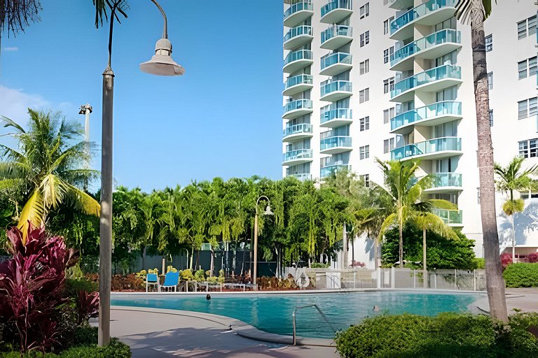 Vista al mar, piscina y cochera en Sunny Isles