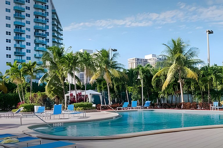 Vista al mar, piscina y cochera en Sunny Isles