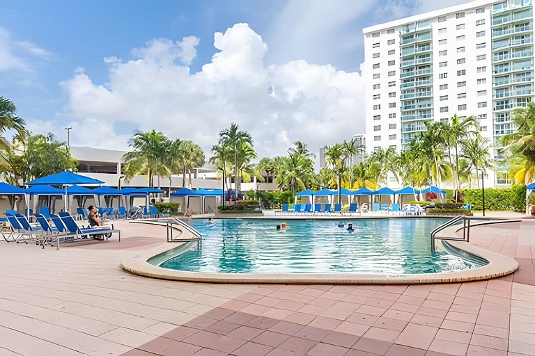 Vista al mar, piscina y cochera en Sunny Isles