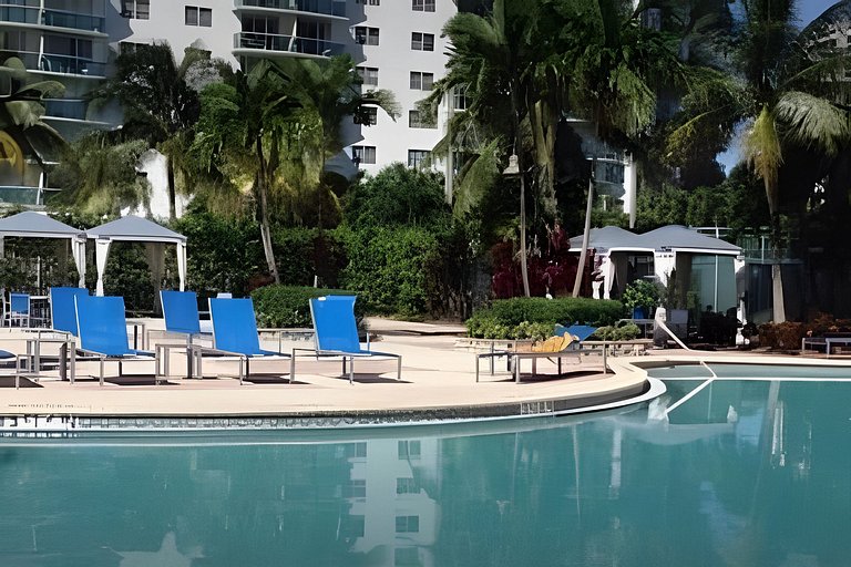 Vista al mar, piscina y cochera en Sunny Isles