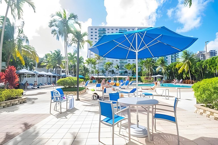 Vista al mar, piscina y cochera en Sunny Isles