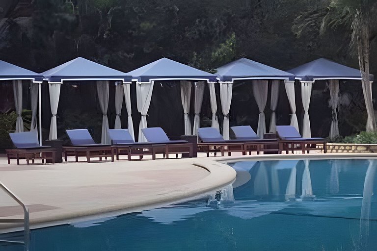 Vista al mar, piscina y cochera en Sunny Isles