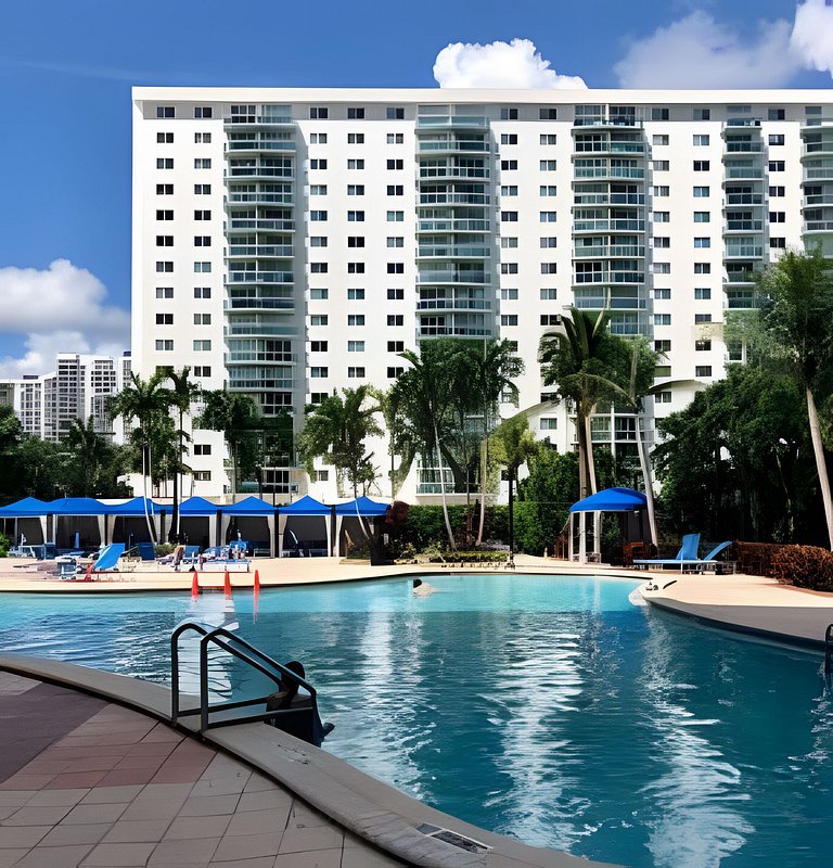 Vista al mar, piscina y cochera en Sunny Isles