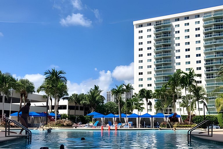 Vista al mar, piscina y cochera en Sunny Isles