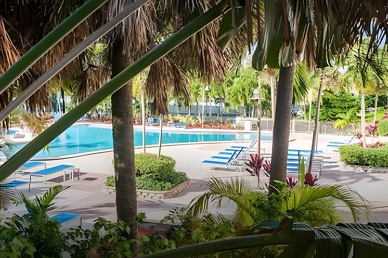 Vista al mar, piscina y cochera en Sunny Isles