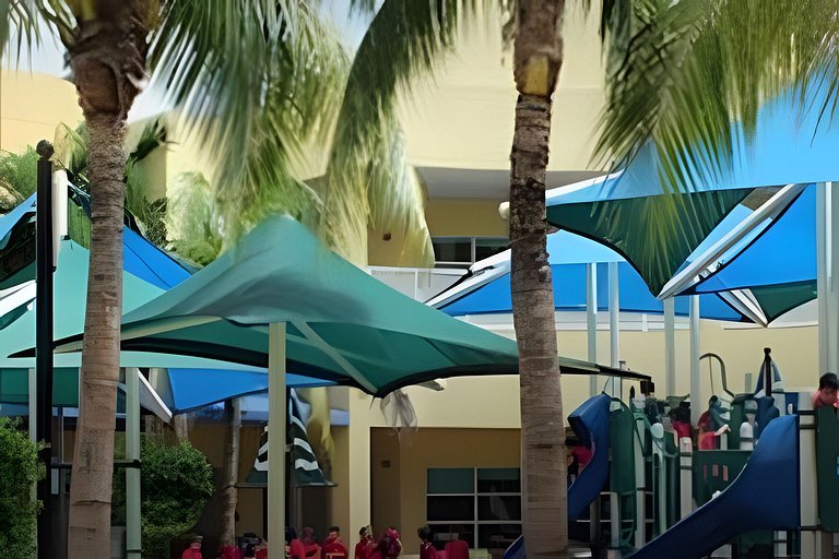 Vista al mar, piscina y cochera en Sunny Isles