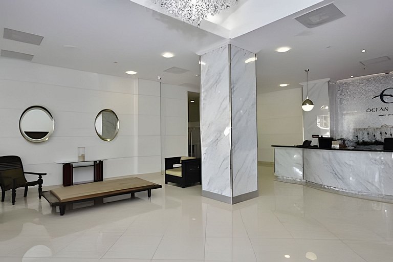 Vista al mar, piscina y cochera en Sunny Isles