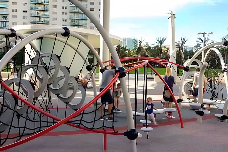 Vista al mar, piscina y cochera en Sunny Isles