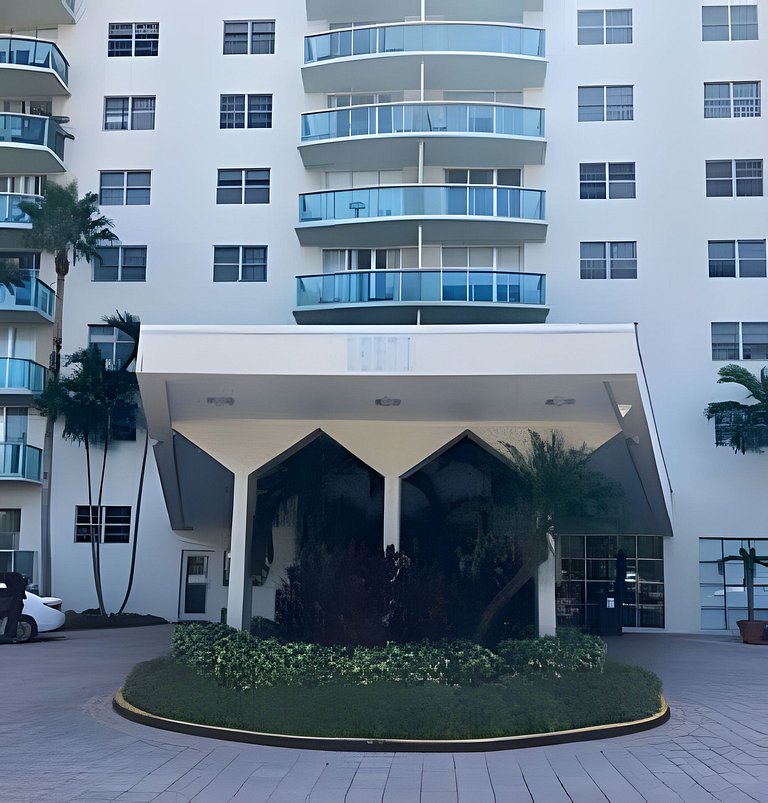 Vista al mar, piscina y cochera en Sunny Isles