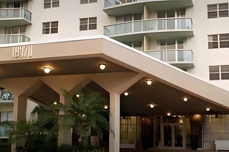 Vista al mar, piscina y cochera en Sunny Isles