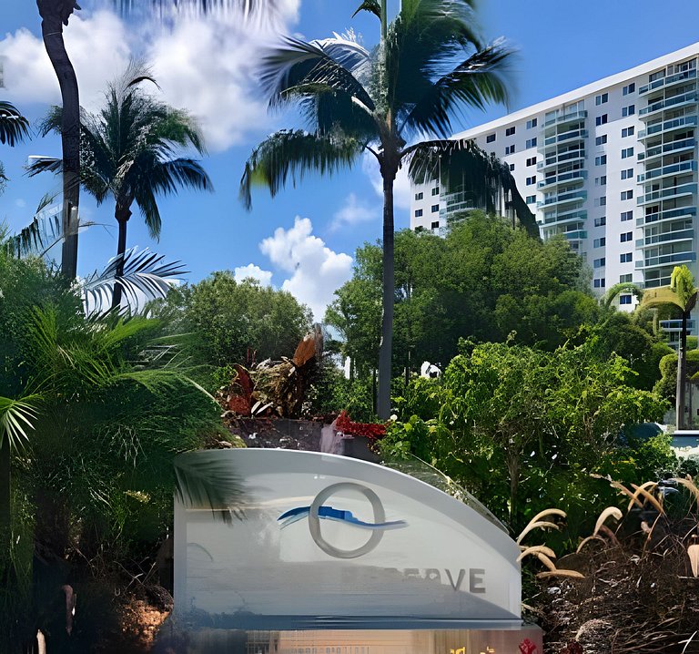 Vista al mar, piscina y cochera en Sunny Isles