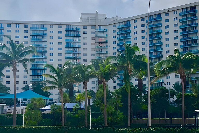 Vista al mar, piscina y cochera en Sunny Isles