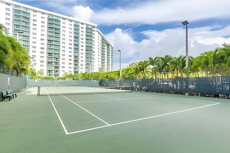 Vista al mar, piscina y cochera en Sunny Isles