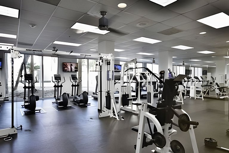 Vista al mar, piscina y cochera en Sunny Isles