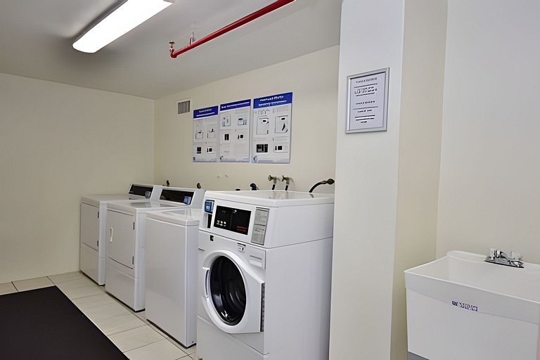 Vista al mar, piscina y cochera en Sunny Isles