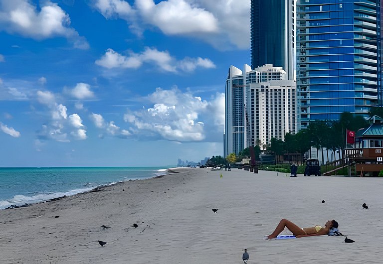 Vista al mar, piscina y cochera en Sunny Isles