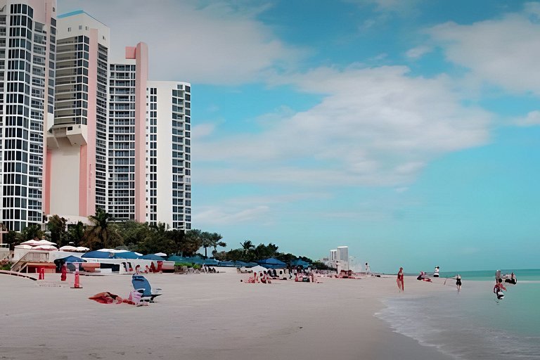 Vista al mar, piscina y cochera en Sunny Isles