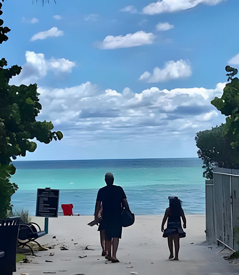 Vista al mar, piscina y cochera en Sunny Isles