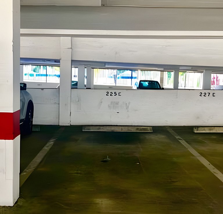 Vista al mar, piscina y cochera en Sunny Isles