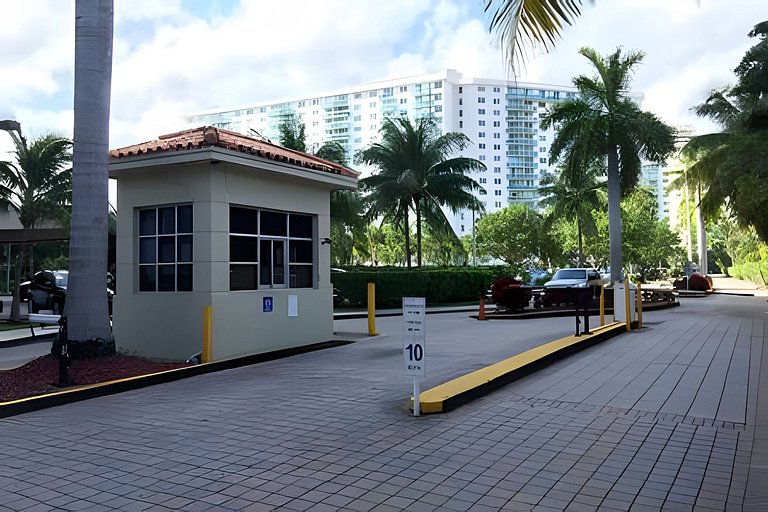 Vista al mar, piscina y cochera en Sunny Isles