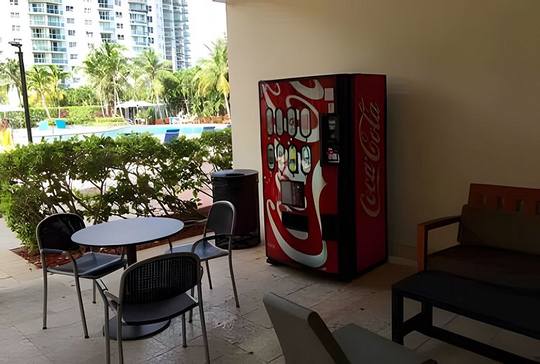 Vista al mar, piscina y cochera en Sunny Isles