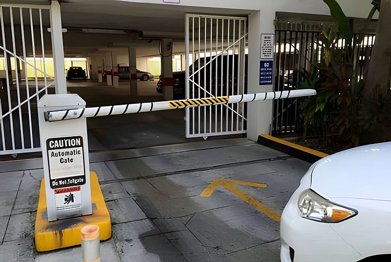 Vista al mar, piscina y cochera en Sunny Isles