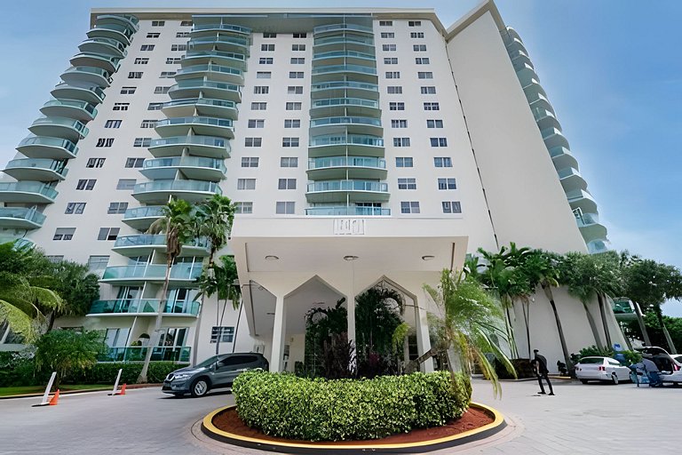 Vista al mar, piscina y cochera en Sunny Isles