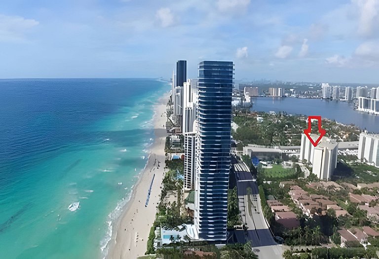 Vista al mar, piscina y cochera en Sunny Isles
